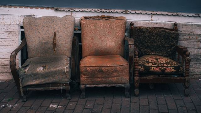 Три старых кресла с изношенной обивкой